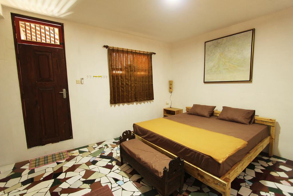Homestay Posnya Seni Godod Art Gallery &