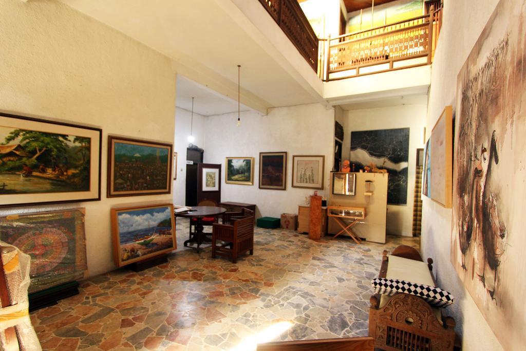 Posnya Seni Godod Art Gallery & *